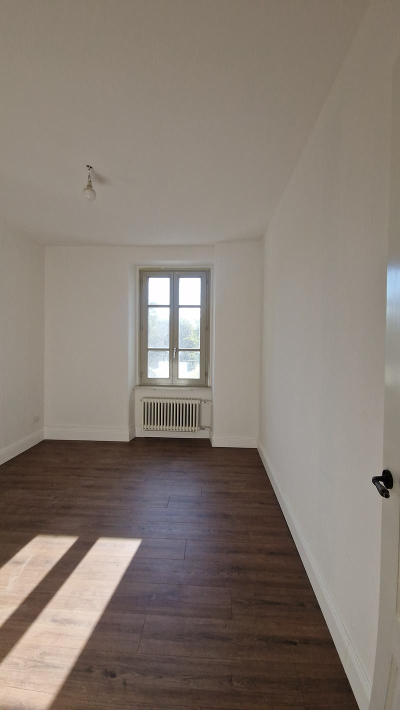 Geräumige 4,5-Zimmer-Wohnung komplett renoviert in strategischer Lage in Novazzano (4)