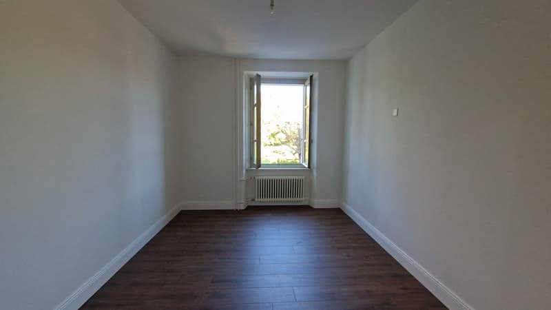 Geräumige 4,5-Zimmer-Wohnung komplett renoviert in strategischer Lage in Novazzano (5)