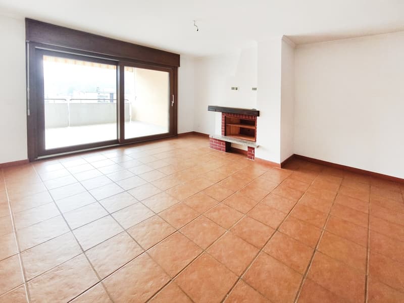 Ultimo piano 4,5 ristrutturato con terrazzi e scorcio sul lago (1)