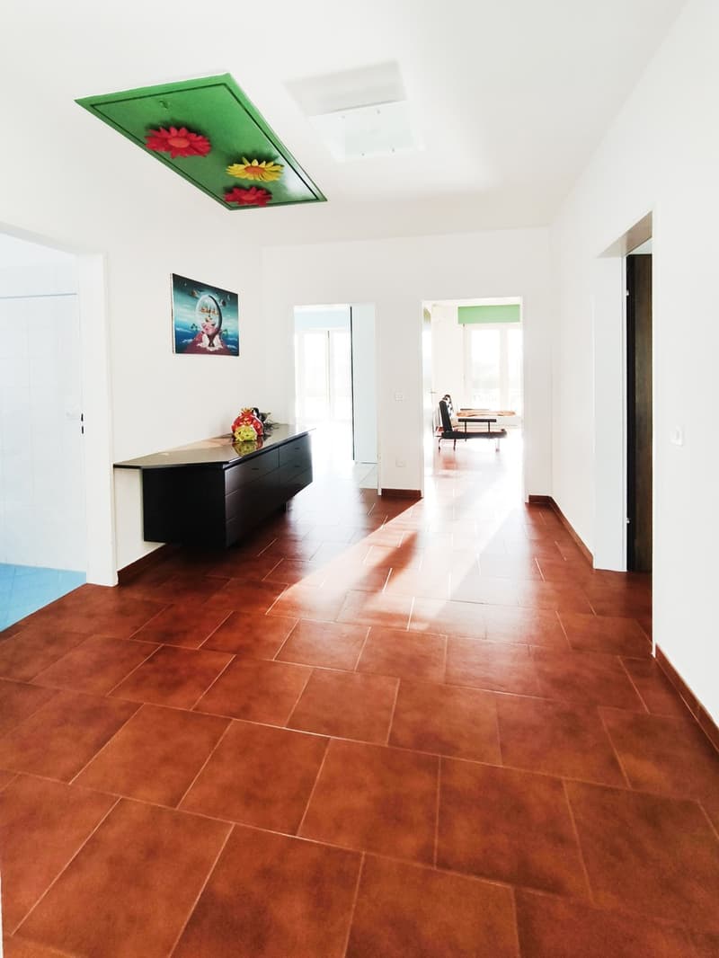Elegantes, unabhängiges 5,5-Zimmer-Villa mit Pool und großem Garten (6)