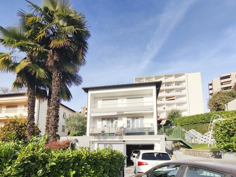 Elegantes, unabhängiges 5,5-Zimmer-Villa mit Pool und großem Garten (1)