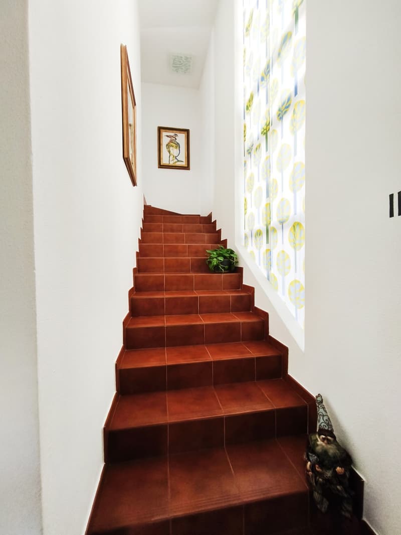 Elegantes, unabhängiges 5,5-Zimmer-Villa mit Pool und großem Garten (7)