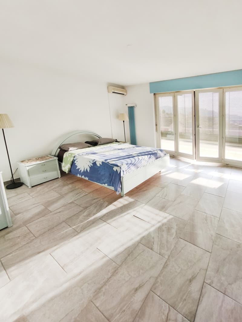 Elegantes, unabhängiges 5,5-Zimmer-Villa mit Pool und großem Garten (8)