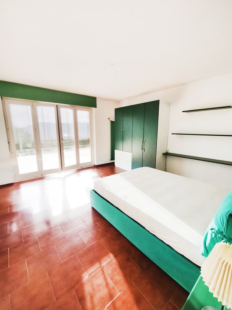 Elegantes, unabhängiges 5,5-Zimmer-Villa mit Pool und großem Garten (9)