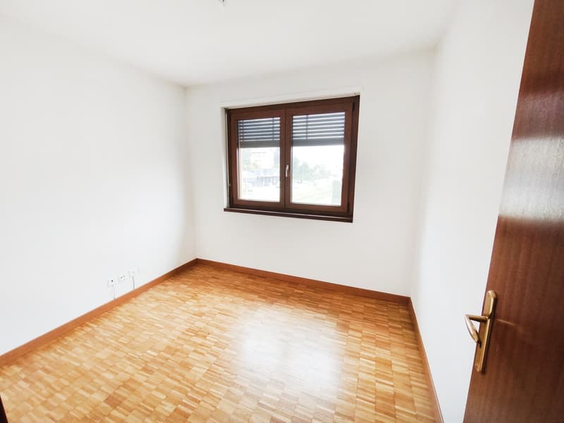 Ultimo piano 4,5 ristrutturato con terrazzi e scorcio sul lago (6)