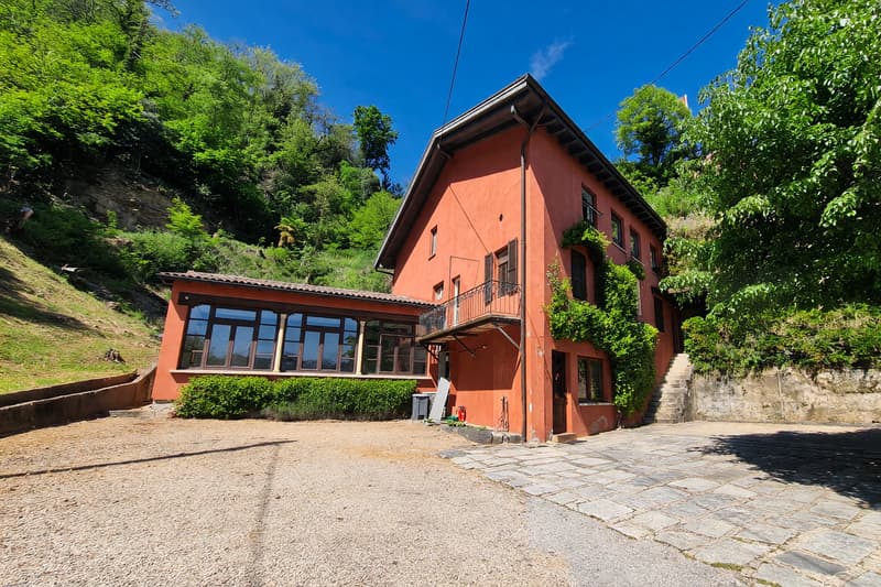 Immeuble plurifamilial avec deux appartements et espace commercial (2)