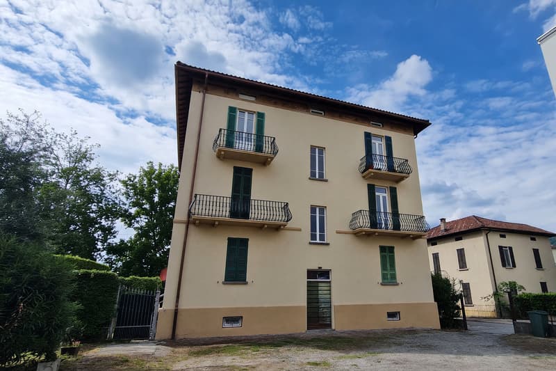 Bel 3,5 in posizione strategica con doppio balcone e due posteggi (3)