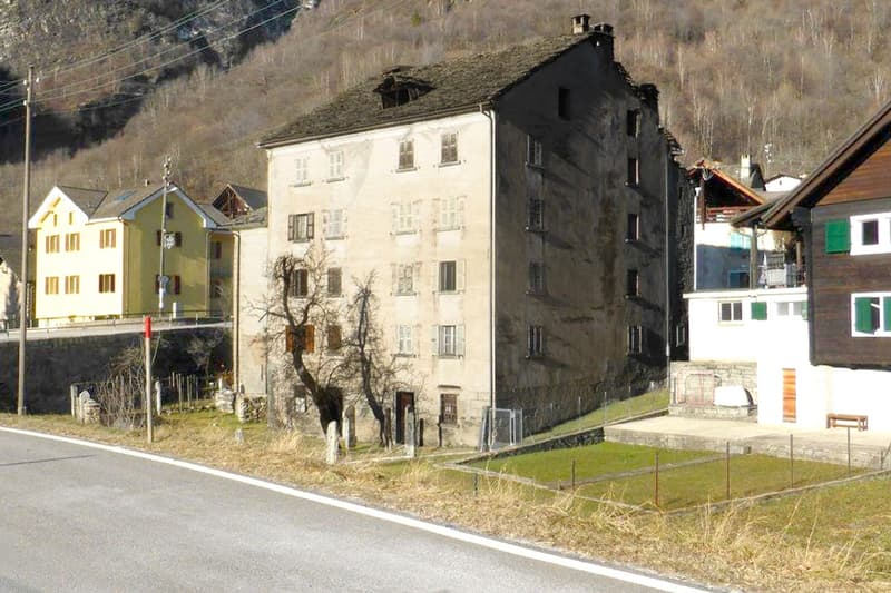 Interessante casa d'epoca da ristrutturare su cinque livelli. (2)