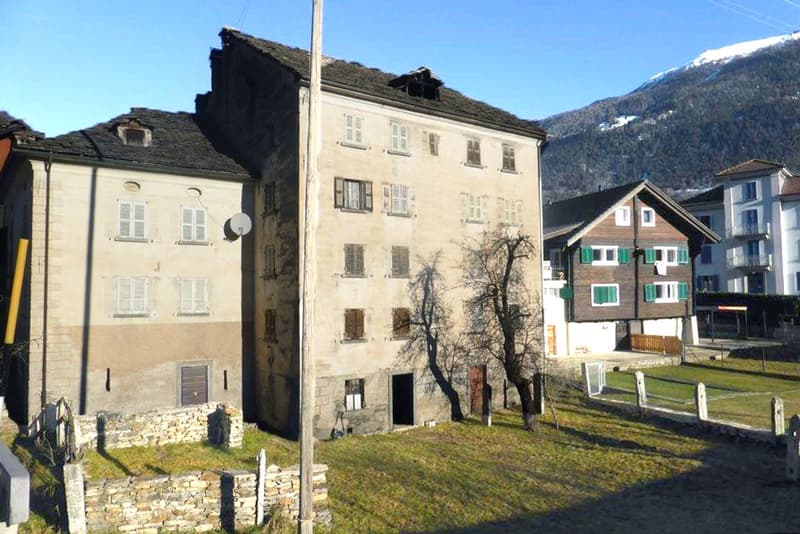 Interessante casa d'epoca da ristrutturare su cinque livelli. (1)