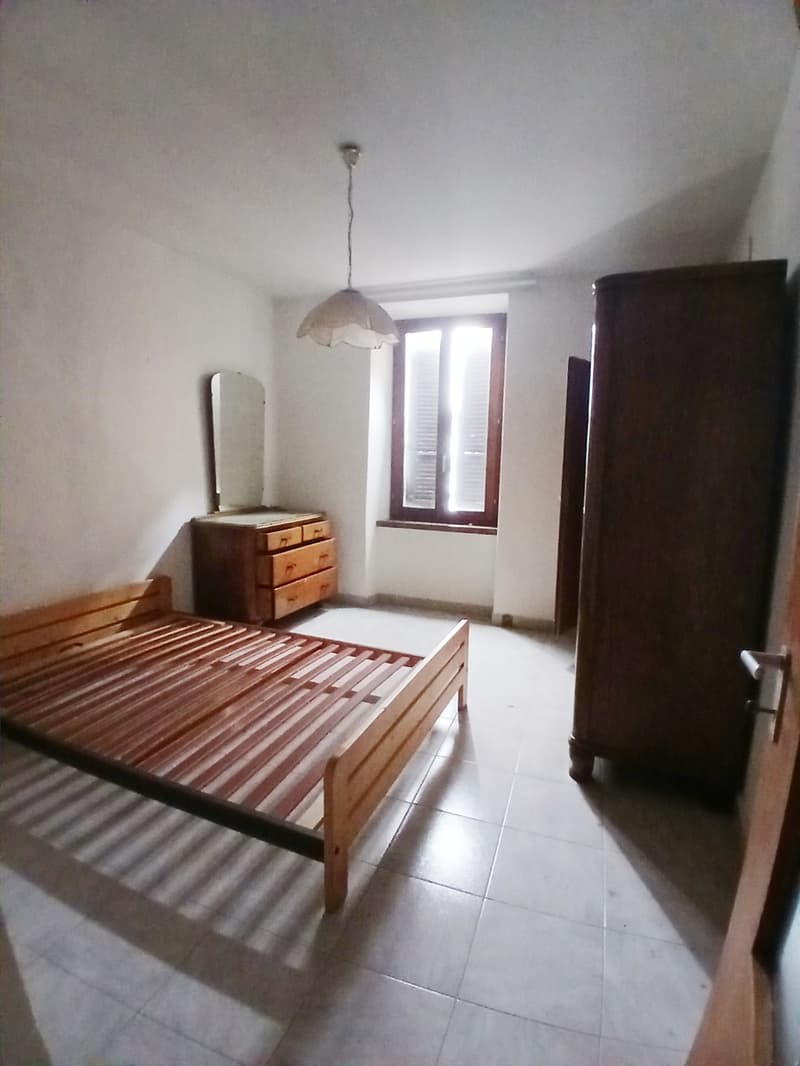 Imperdibile occasione di reddito - Ampia casa da riattare. (4)