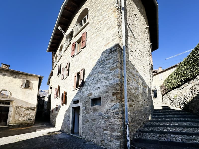 Affascinante casa bifamiliare ticinese da riattare con due unità 3,5 (13)