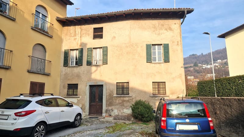 Affascinante casa di nucleo con licenza edilizia già approvata (2)