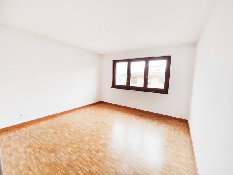 Ultimo piano 4,5 ristrutturato con terrazzi e scorcio sul lago (5)