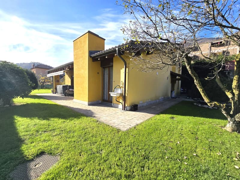 Splendida villa 5,5 con grande giardino in contesto immerso nel verde. (2)