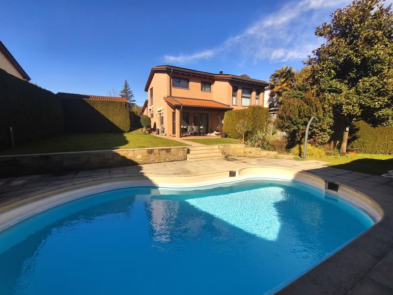 Villa 5,5 locali con piscina riscaldata, giardino privato e ampi spazi (1)