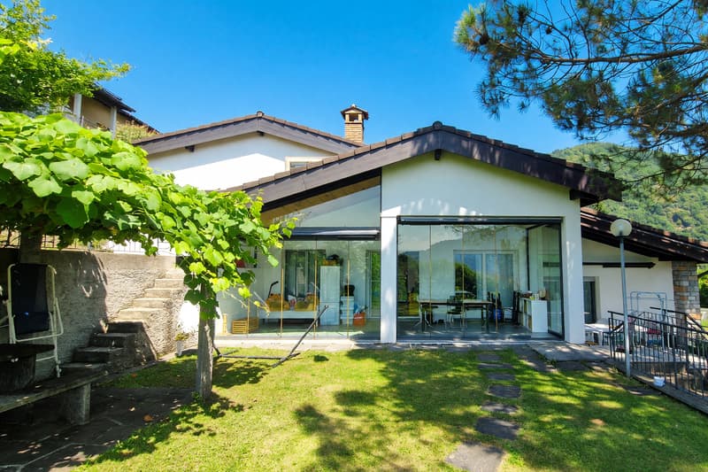 Casa unifamiliare 6,5 locali di 190 mq con giardino privato e veranda (1)