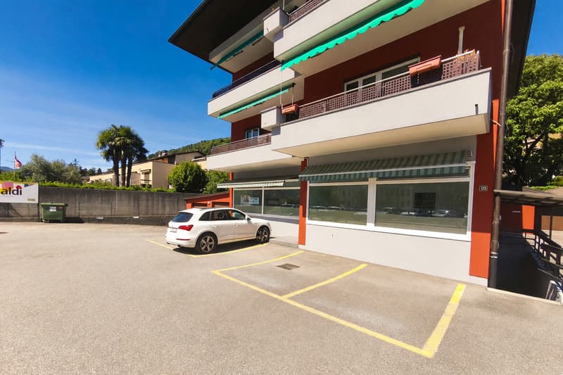 Spazio commerciale 70 mq su strada di passaggio con 4 posteggi (1)
