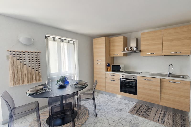 Appartamento 2,5 ristrutturato con balcone e scorcio lago (7)