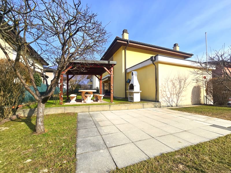 Meravigliosa villetta con giardino 6 locali e taverna con camino. (14)