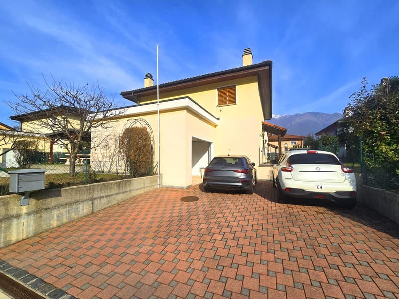 Meravigliosa villetta con giardino 6 locali e taverna con camino. (15)