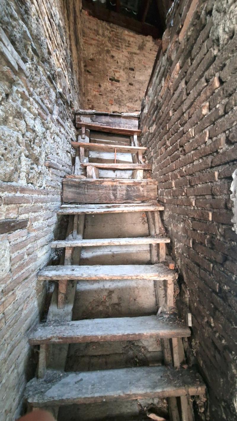 Affascinante casa di nucleo con licenza edilizia già approvata (14)