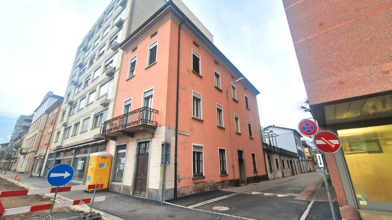 Palazzina a reddito centrale da riattare con licenza approvata. (1)
