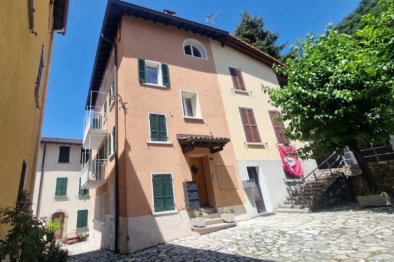 Appartamento 2,5 ristrutturato con balcone e scorcio lago (22)