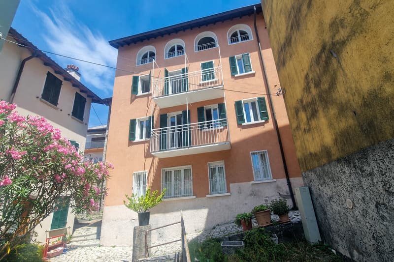 Appartamento 2,5 ristrutturato con balcone e scorcio lago (23)