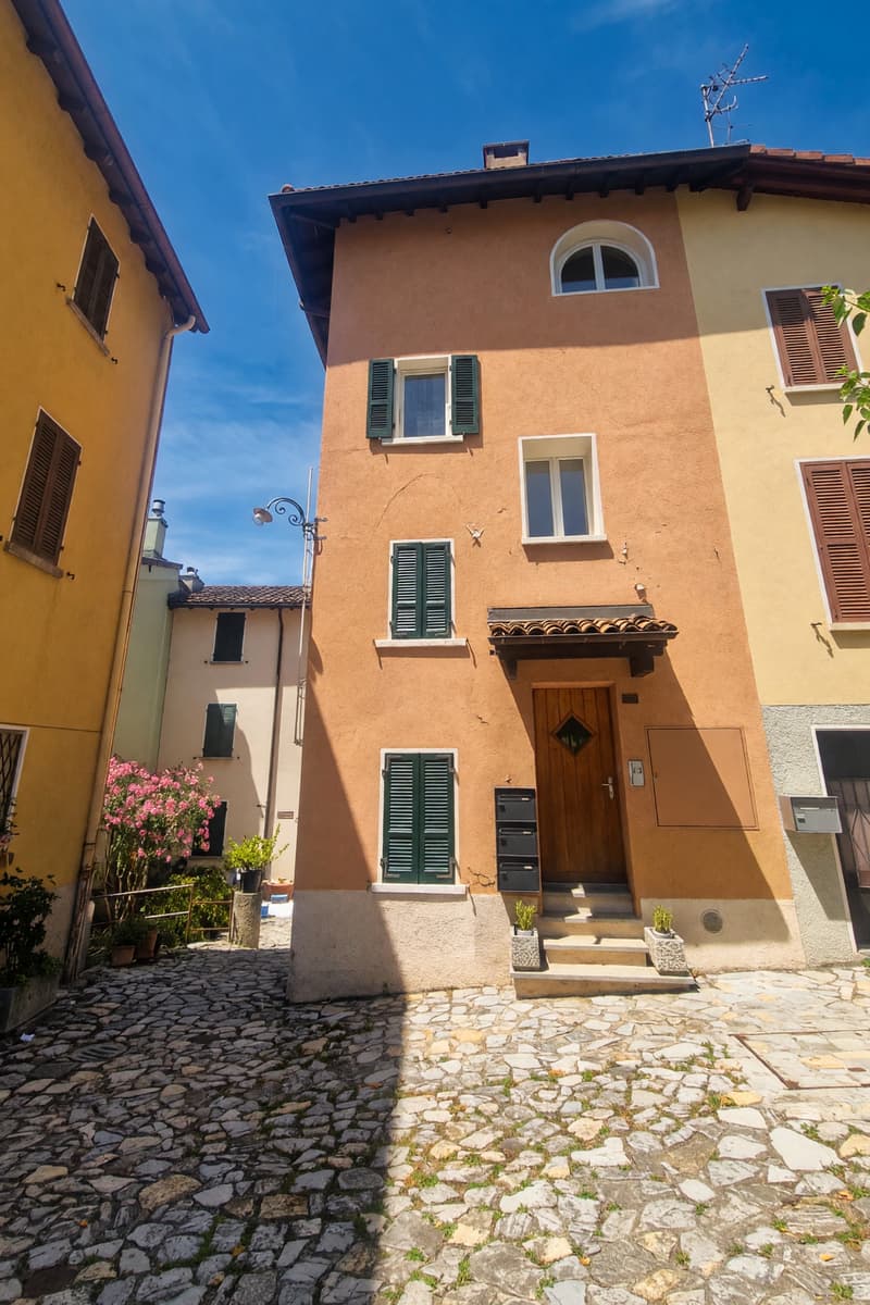 Appartamento 2,5 ristrutturato con balcone e scorcio lago (20)