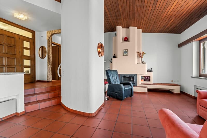 Wunderschönes 8,5-Zimmer-Doppelhaus mit Schwimmbad und atemberaubender Aussicht (3)