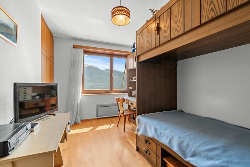 Wunderschönes 8,5-Zimmer-Doppelhaus mit Schwimmbad und atemberaubender Aussicht (11)
