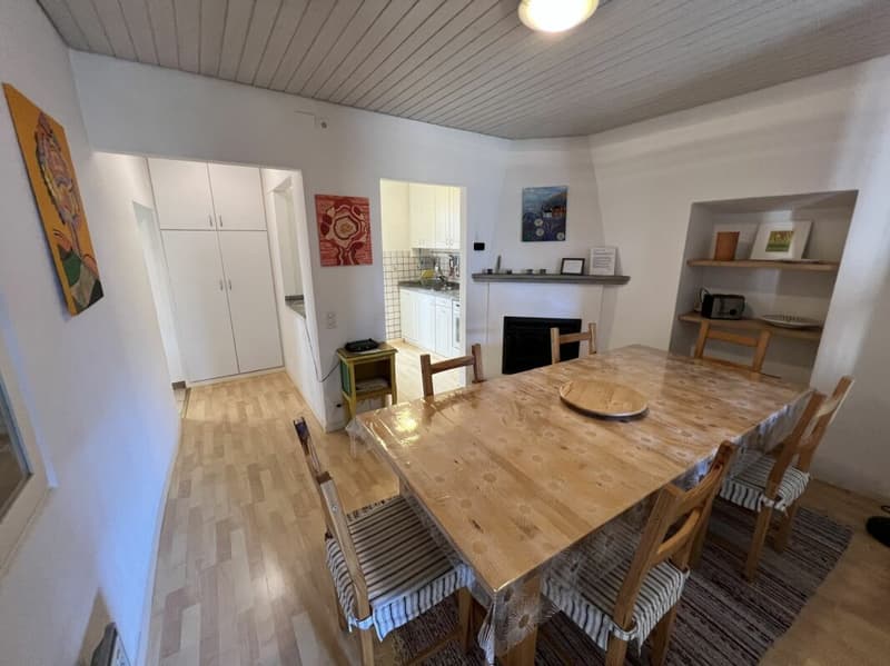Casa bifamigliare a schiera centrale di 2 + 3.5 locali, con corte (9)