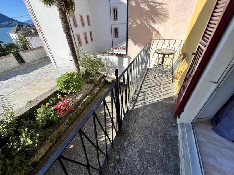 Casa bifamigliare a schiera centrale di 2 + 3.5 locali, con corte (12)