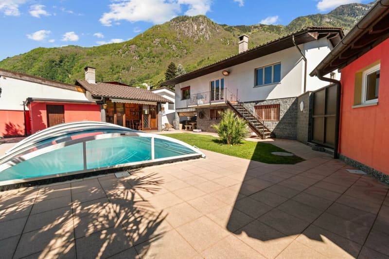 Prestigiosa villa bifamiliare con piscina e grottino (1)