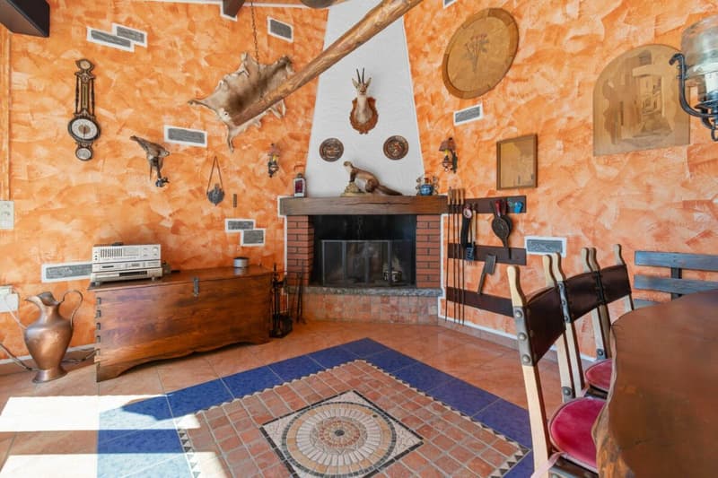 Prestigiosa villa bifamiliare con piscina e grottino (18)