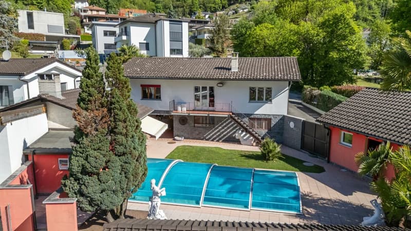 Prestigiosa villa bifamiliare con piscina e grottino (2)