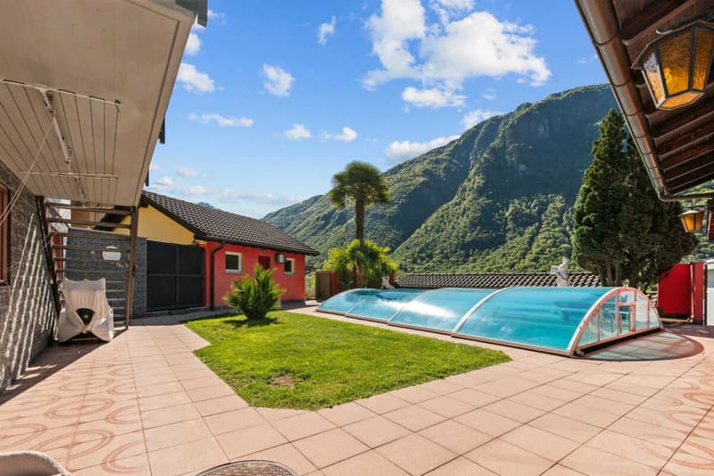 Prestigiosa villa bifamiliare con piscina e grottino (19)