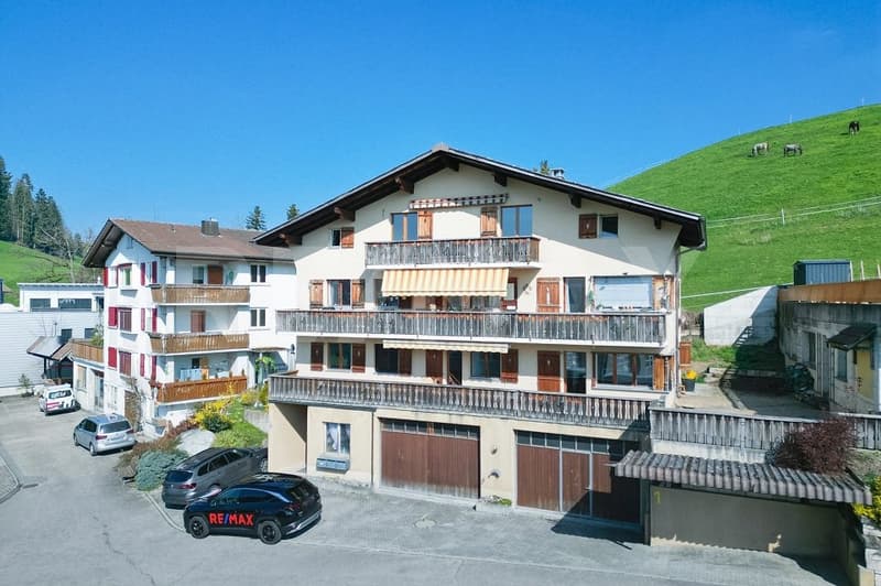 Casa a tre famiglie con spazio commerciale - in zona residenziale e commerciale mista (1)