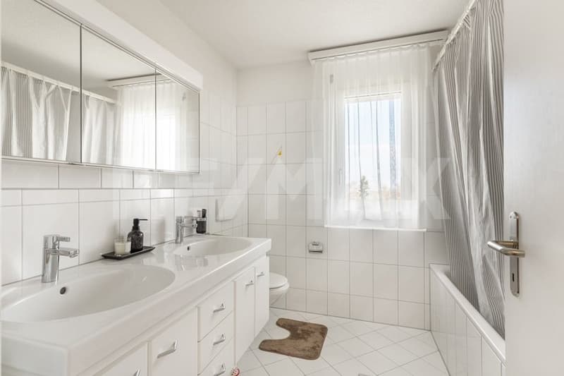 Lichtreiche 3½-Zimmer-Wohnung mit sonniger Lage und Weitblick (5)