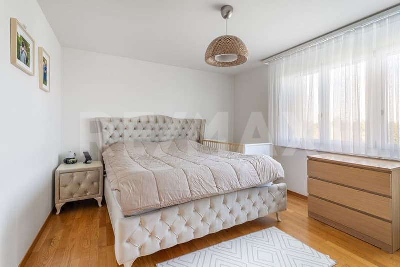 Lichtreiche 3½-Zimmer-Wohnung mit sonniger Lage und Weitblick (4)