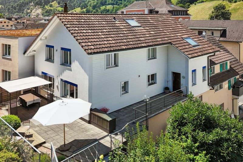 Terrasse dans le vert, sensation de ville dans le dos - espace sans fin (18)