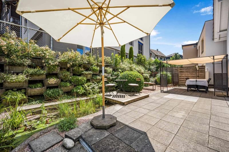 Terrasse dans le vert, sensation de ville dans le dos - espace sans fin (3)