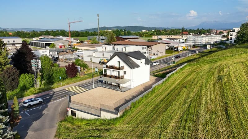 Apartment building with potential for personal use or rental (12)