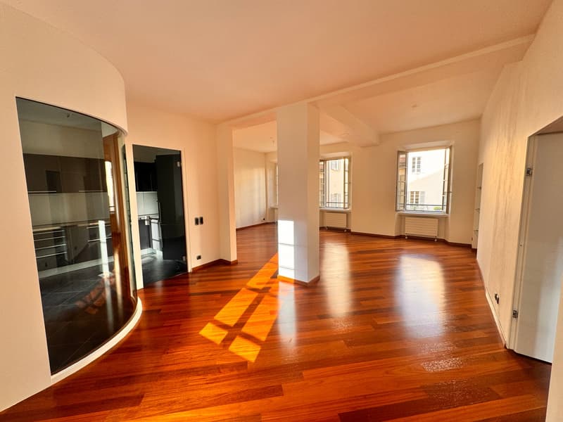large open space, wooden floor, white walls, glass doors, windows, radiators