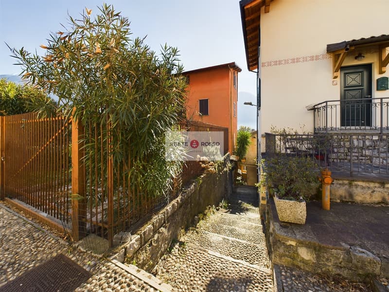 Spacious rooms, brightness, lake view and the magic of a small Italian village. (21)