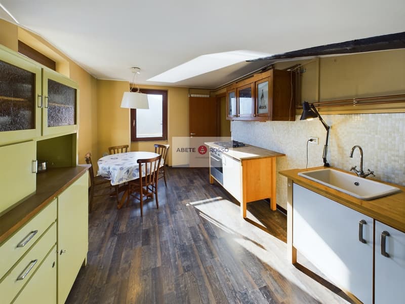 Spacious rooms, brightness, lake view and the magic of a small Italian village. (10)