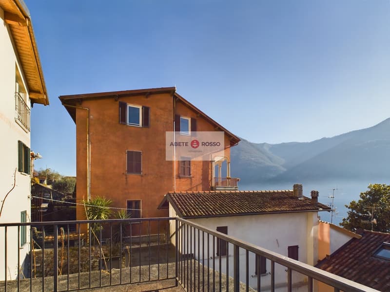 Spacious rooms, brightness, lake view and the magic of a small Italian village. (22)