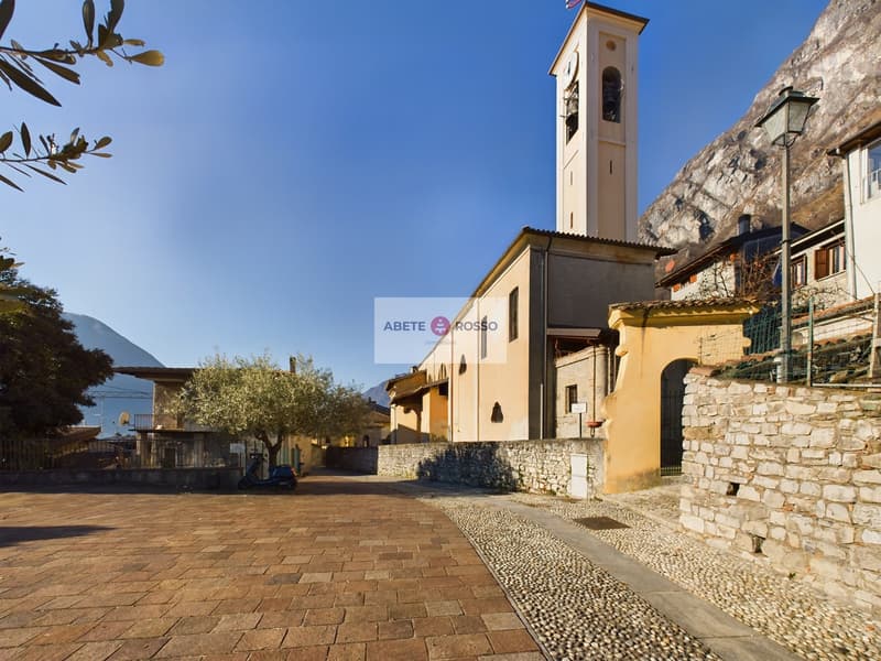 Spacious rooms, brightness, lake view and the magic of a small Italian village. (23)