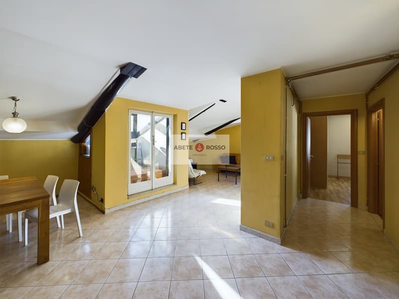 Spacious rooms, brightness, lake view and the magic of a small Italian village. (11)