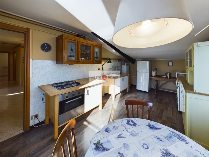 Spacious rooms, brightness, lake view and the magic of a small Italian village. (9)